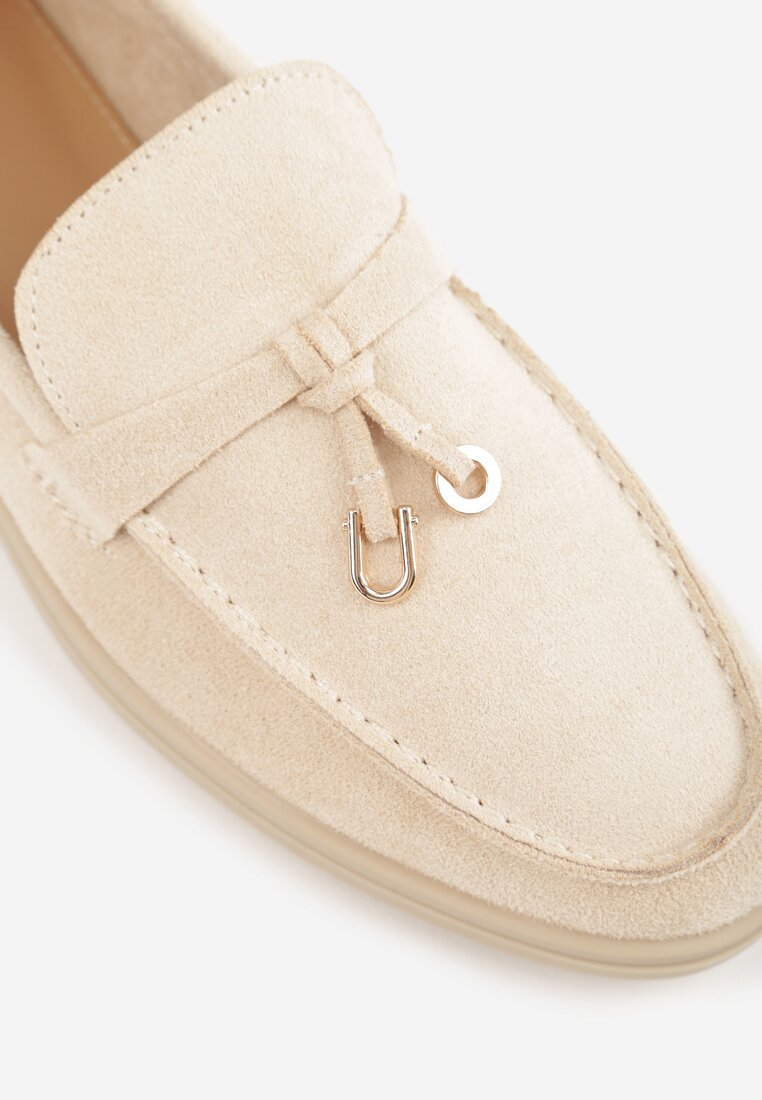 Beżowe Mokasyny z Imitacji Zamszu Zdobione Zawieszką i Przeszyciem Aezoris