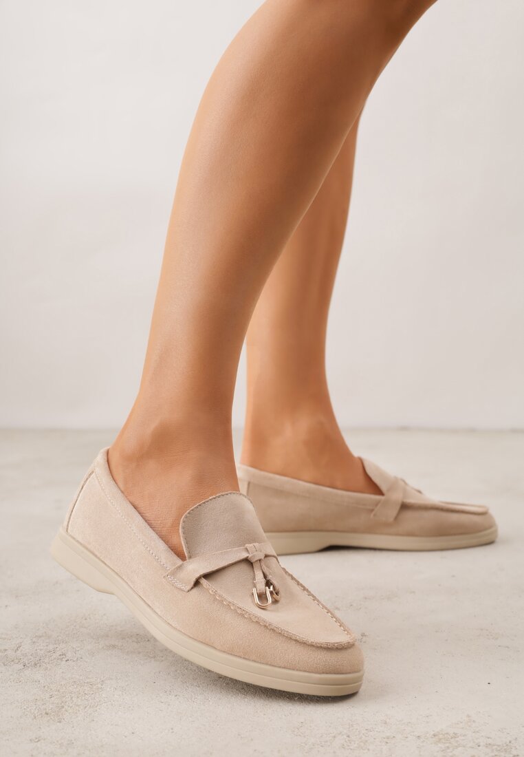 Ciemnobeżowe Mokasyny z Imitacji Zamszu Zdobione Zawieszką i Przeszyciem Aezoris