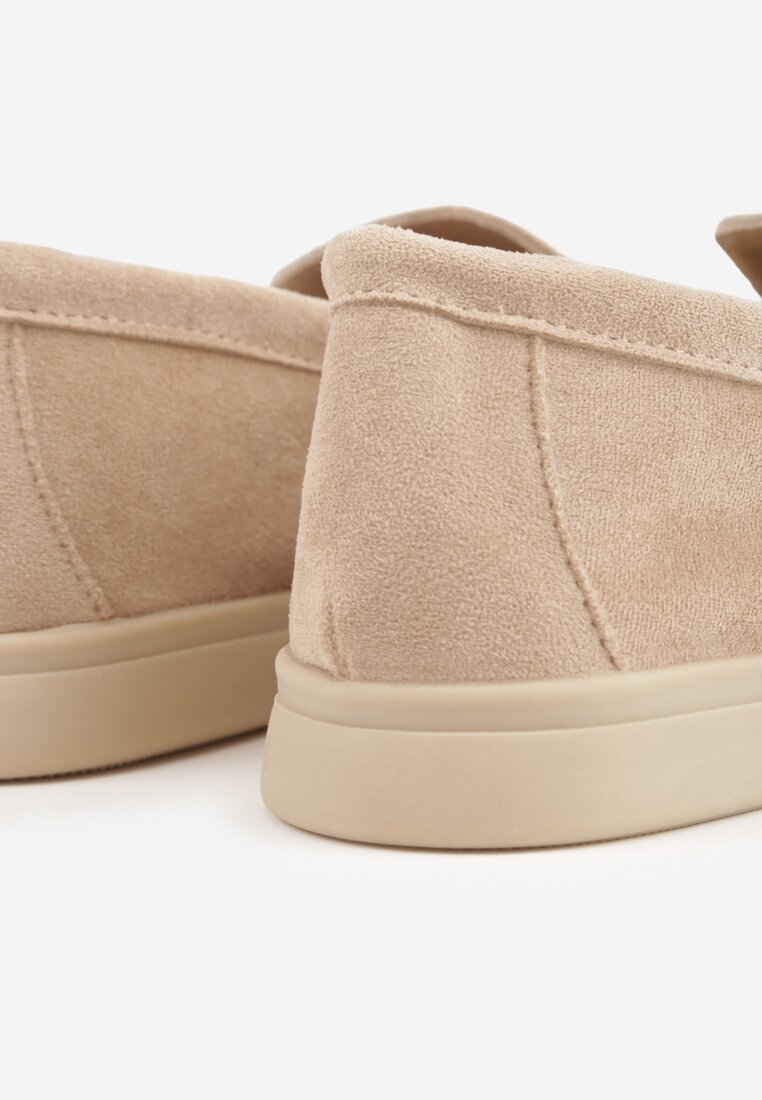 Ciemnobeżowe Mokasyny z Imitacji Zamszu Zdobione Zawieszką i Przeszyciem Aezoris