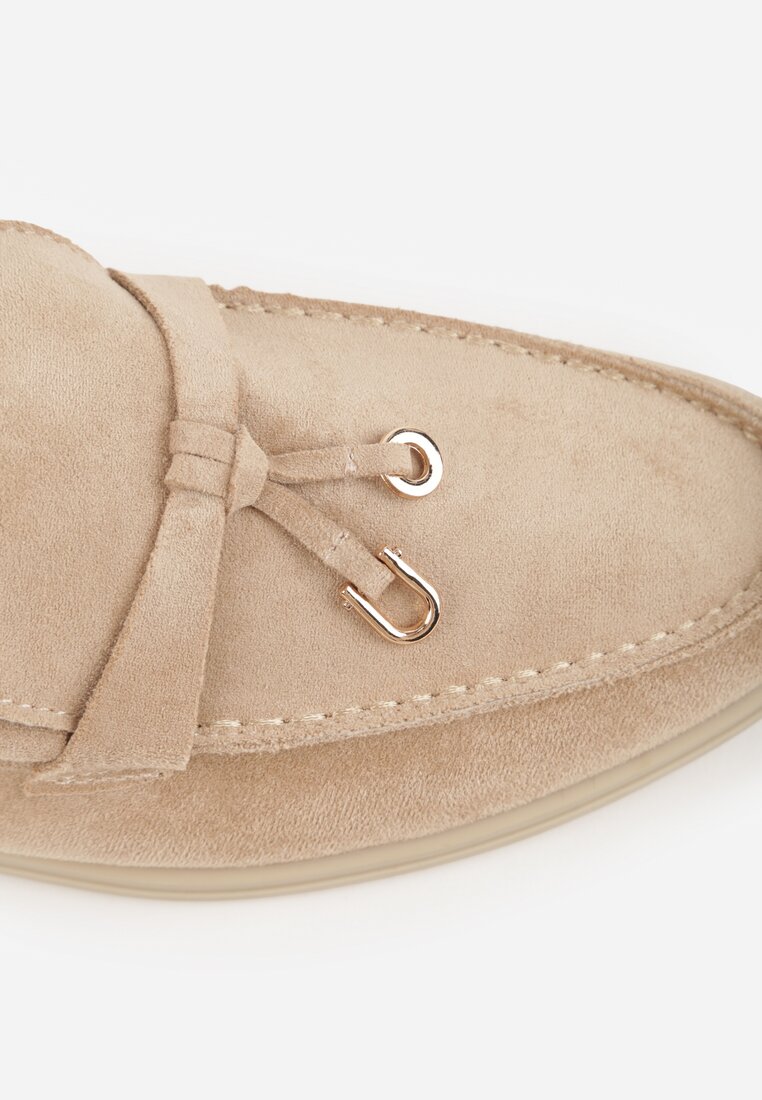 Ciemnobeżowe Mokasyny z Imitacji Zamszu Zdobione Zawieszką i Przeszyciem Aezoris