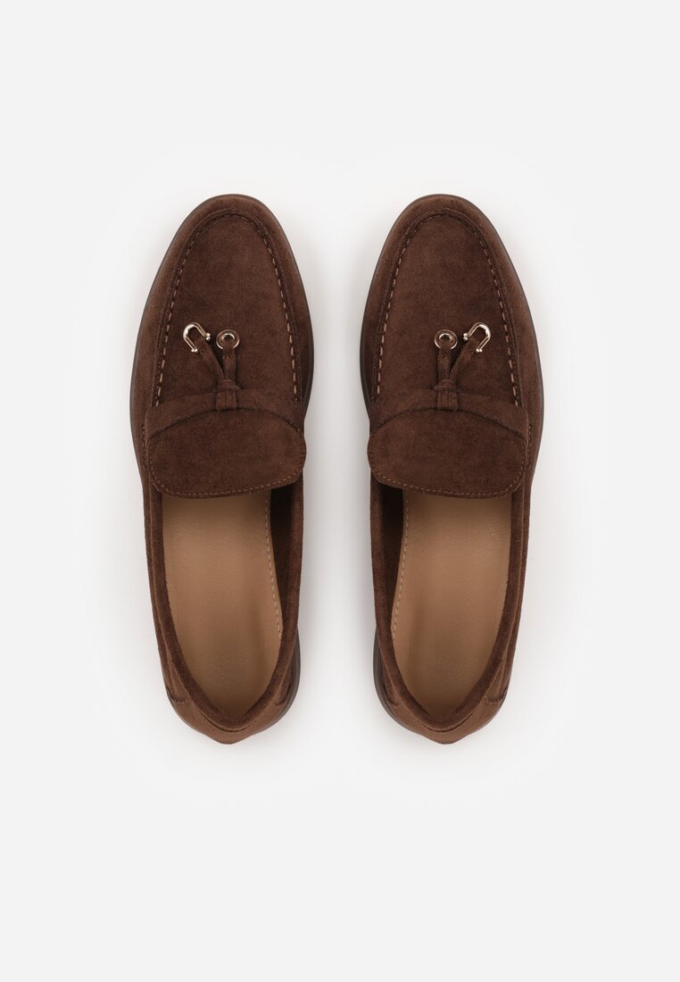 Brązowe Mokasyny z Imitacji Zamszu Zdobione Zawieszką i Przeszyciem Aezoris