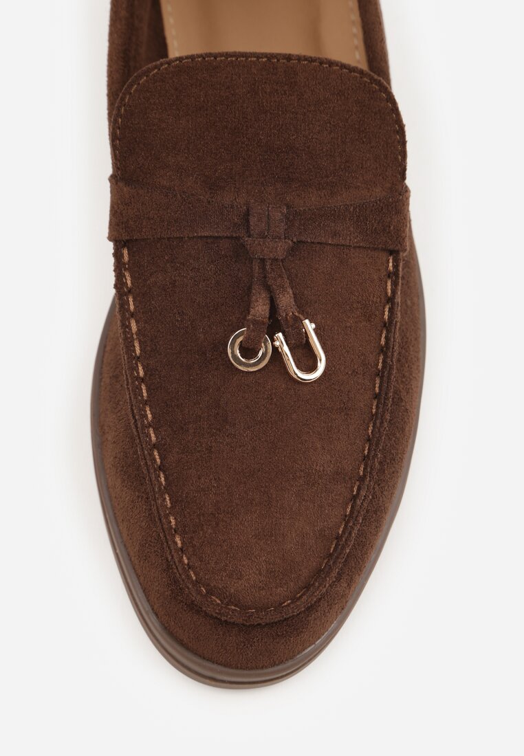 Brązowe Mokasyny z Imitacji Zamszu Zdobione Zawieszką i Przeszyciem Aezoris