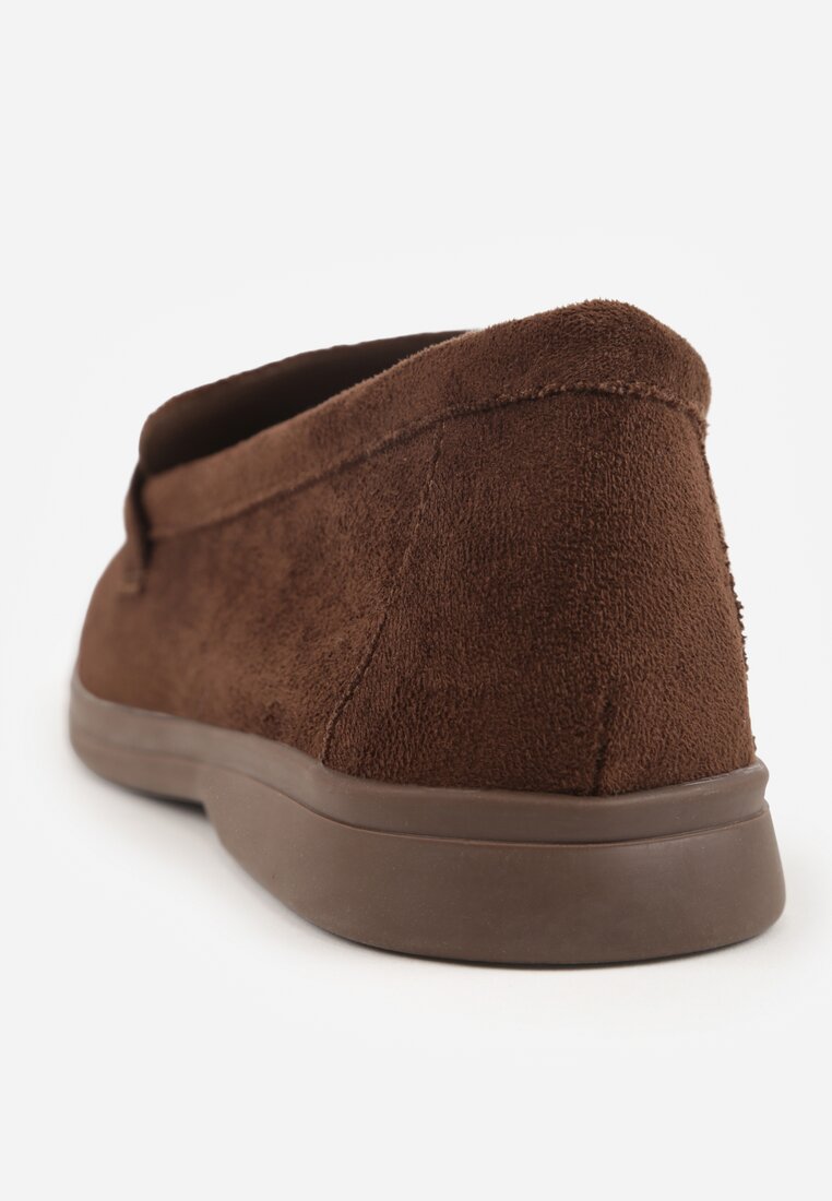 Brązowe Mokasyny z Imitacji Zamszu Zdobione Zawieszką i Przeszyciem Aezoris