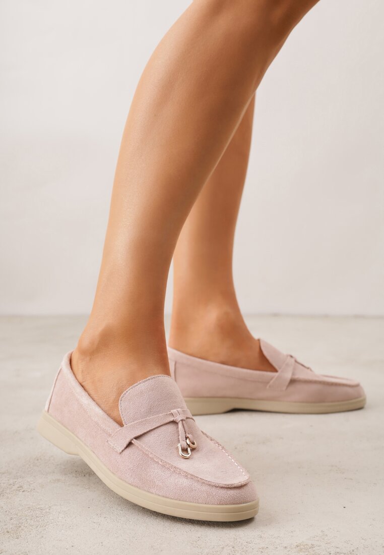 Różowe Mokasyny z Imitacji Zamszu Zdobione Zawieszką i Przeszyciem Aezoris