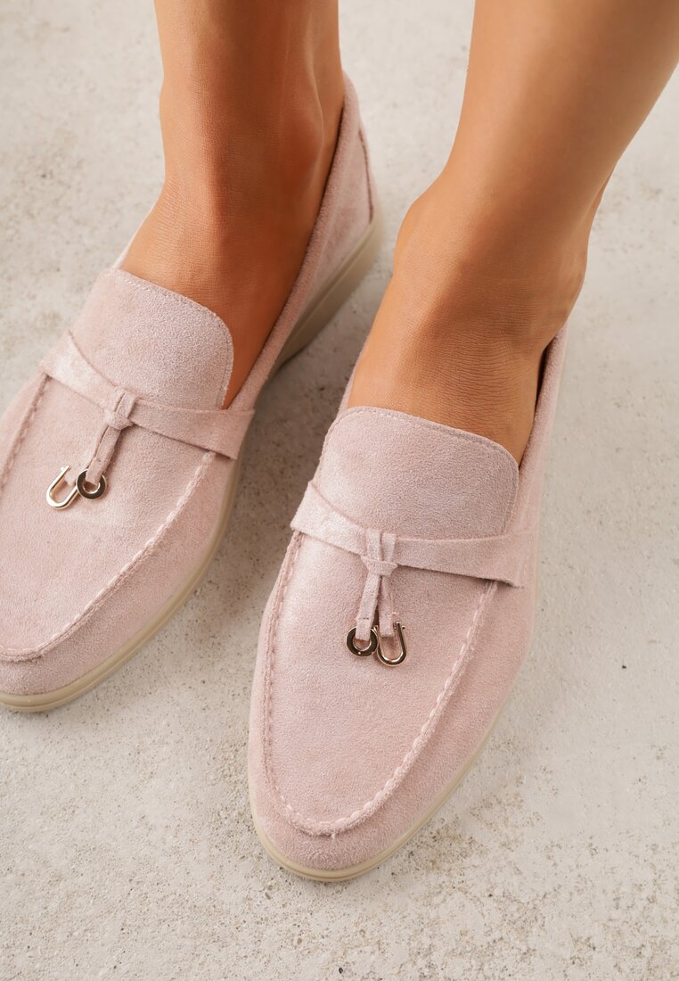 Różowe Mokasyny z Imitacji Zamszu Zdobione Zawieszką i Przeszyciem Aezoris