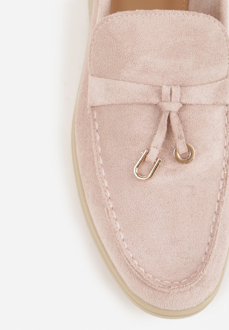 Różowe Mokasyny z Imitacji Zamszu Zdobione Zawieszką i Przeszyciem Aezoris