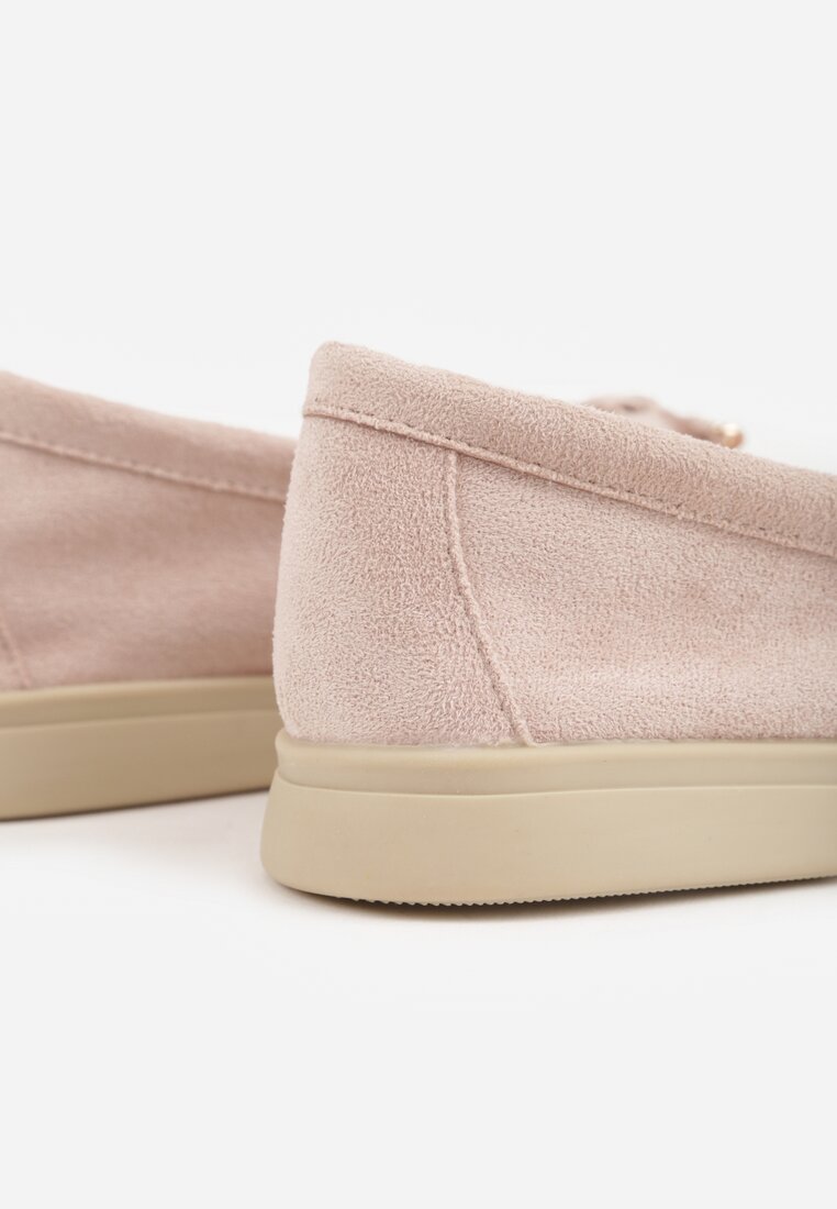 Różowe Mokasyny z Imitacji Zamszu Zdobione Zawieszką i Przeszyciem Aezoris