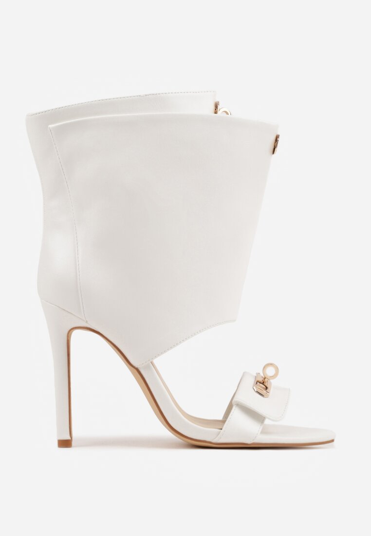 Białe Sandały Typu Botki z Metalicznymi Klamrami Zaehlyss