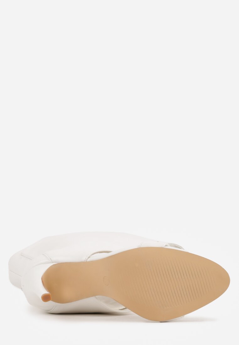 Białe Sandały Typu Botki z Metalicznymi Klamrami Zaehlyss