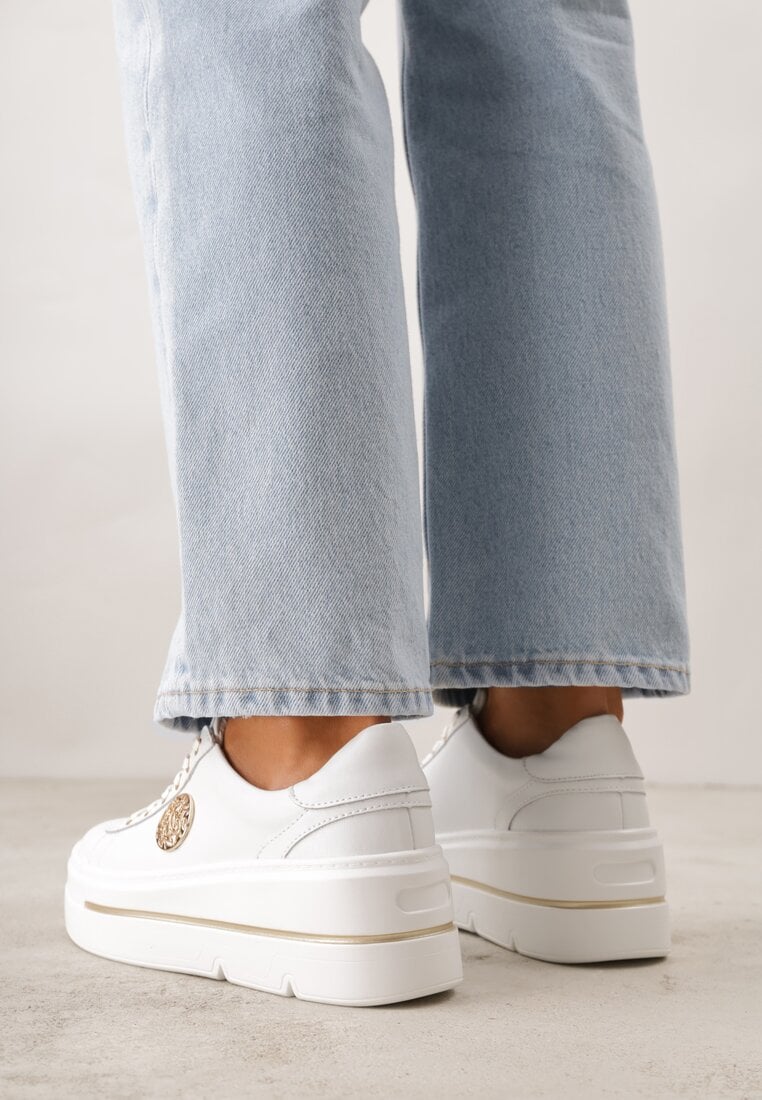 Białe Skórzane Sneakersy na Koturnie Ozdobione Metalicznymi Aplikacjami Acaledice