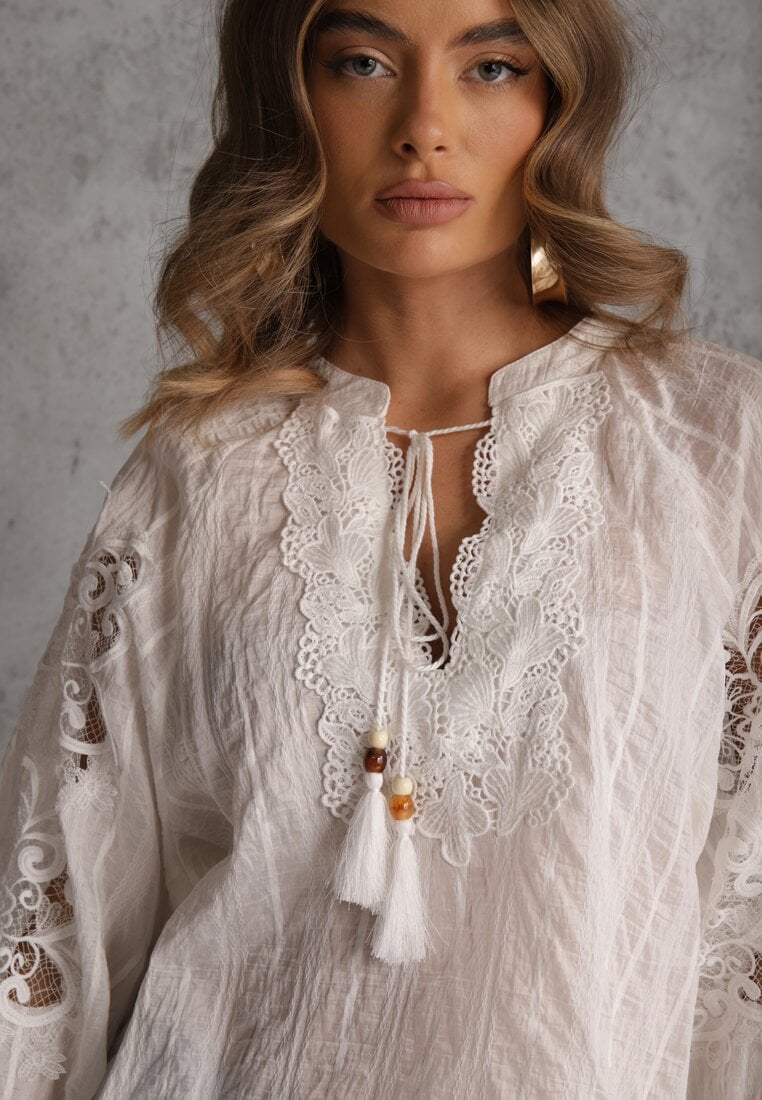 Biała Wiązana Bluzka w Stylu Boho z Tencelu z Koralikami i Koronką Helotis