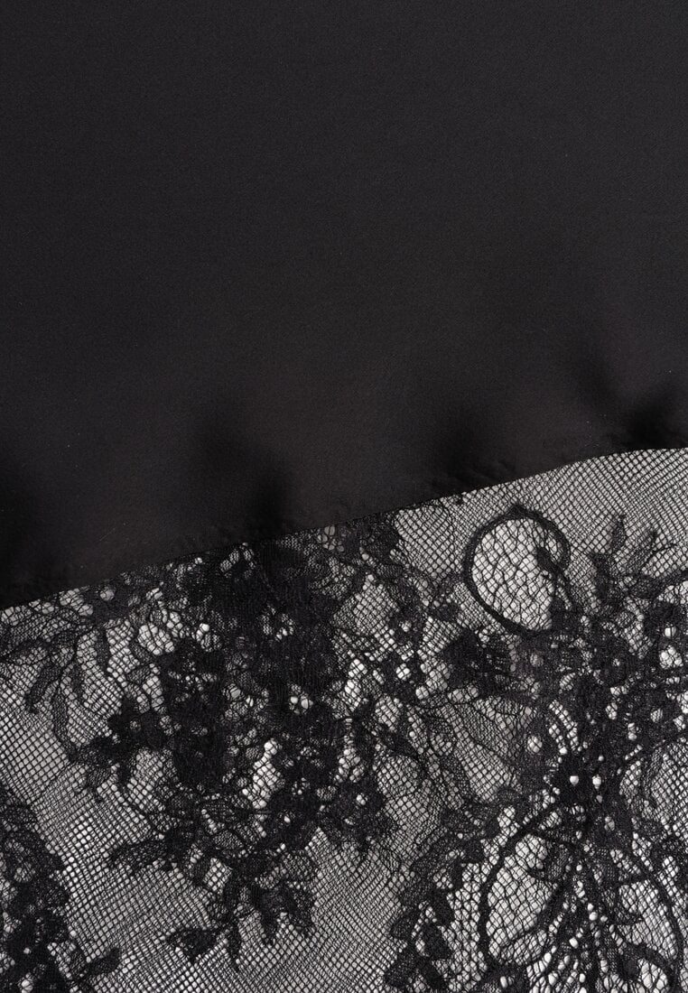 Czarna Satynowa Sukienka o Asymetrycznym Kroju z Koronkowym Dołem Mellea