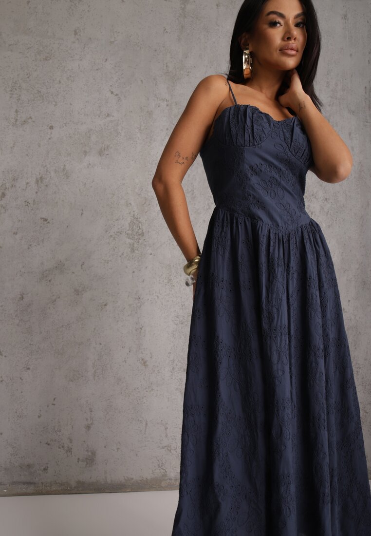 Granatowa Rozkloszowana Sukienka z Bawełny na Ramiączka Zdobiona Haftem Adozaphaura