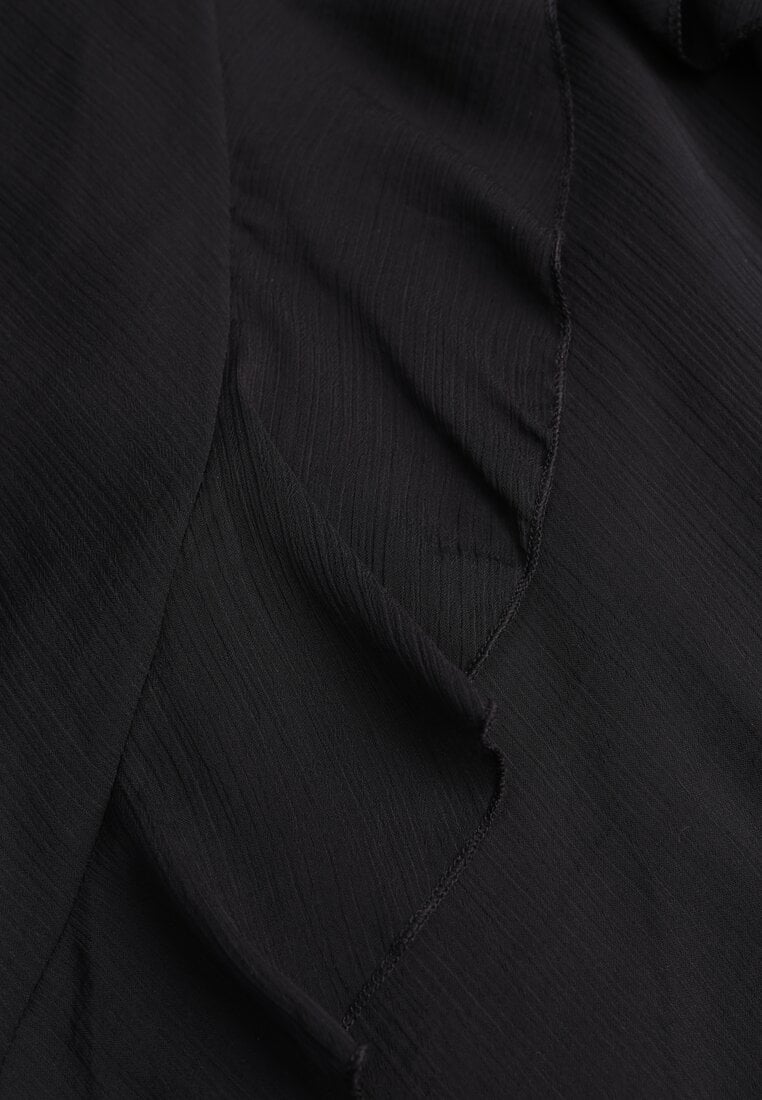 Czarna Elegancka Sukienka z Taliowaniem Wiązana na Plecach z Falbankami Ocyparia