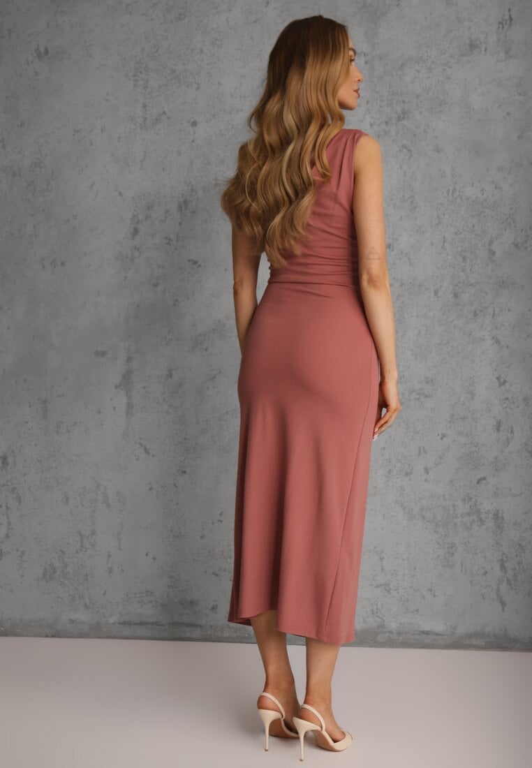 Różowa Dopasowana Sukienka Elegancka z Aplikacją w Talii Corope