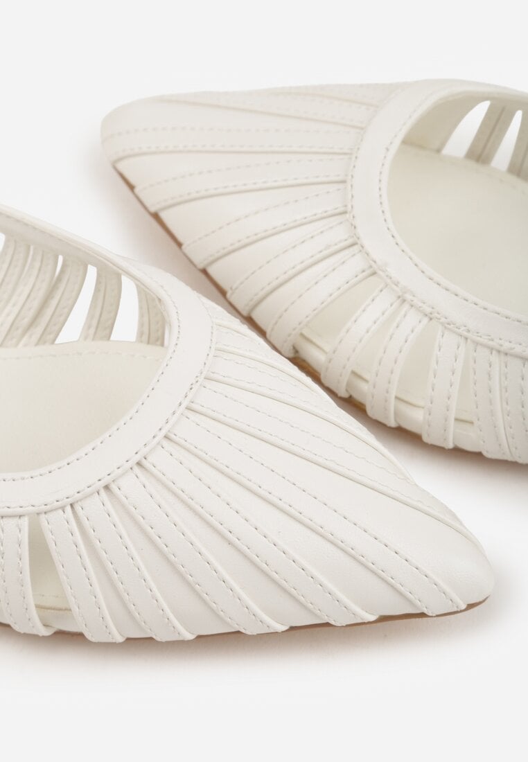 Białe Płąskie Sandały z Ozdobnymi Paseczkami Kahlidone