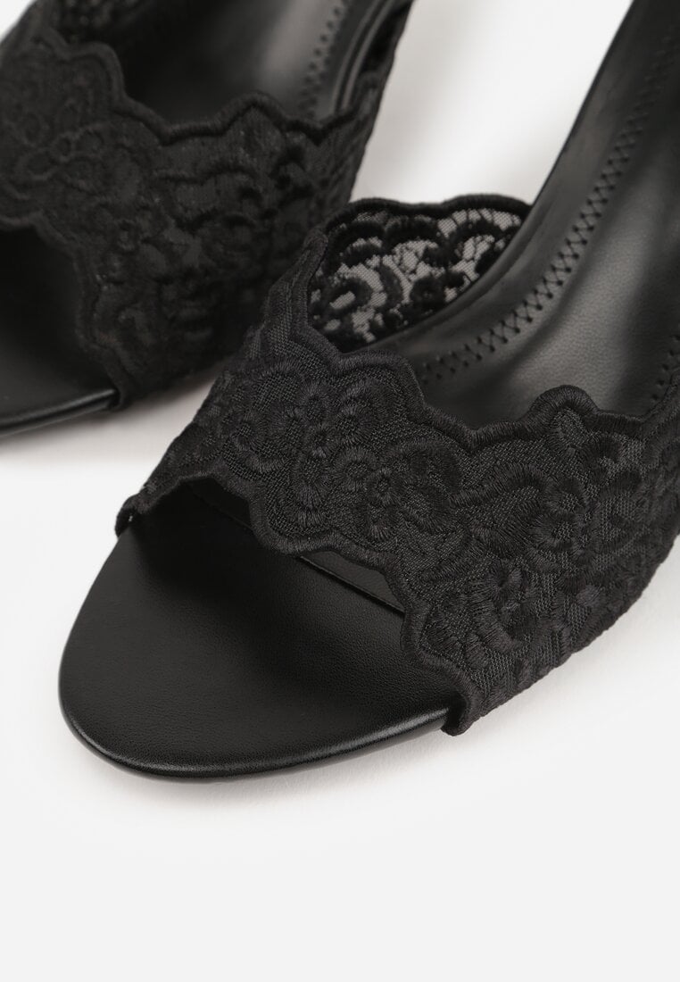 Czarne Klapki na Metalicznej Szpilce z Koronką Theiseusa