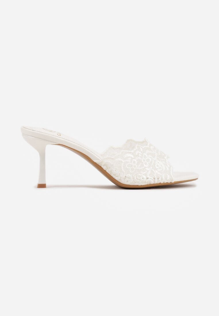 Białe Klapki na Metalicznej Szpilce z Koronką Theiseusa