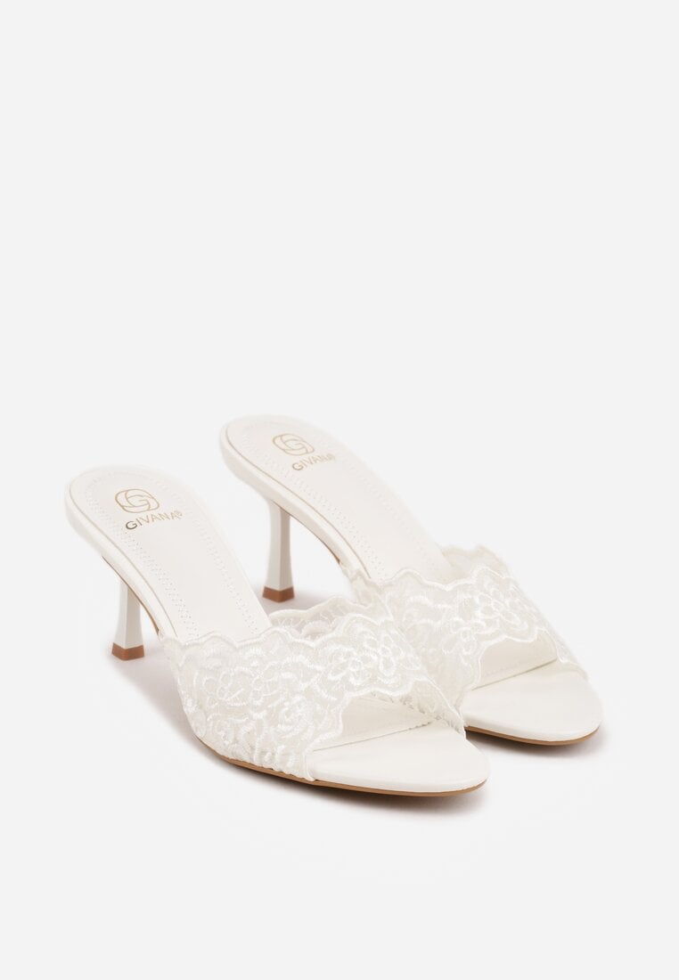 Białe Klapki na Metalicznej Szpilce z Koronką Theiseusa