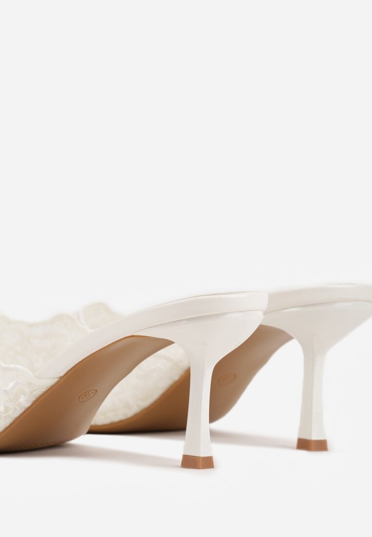 Białe Klapki na Metalicznej Szpilce z Koronką Theiseusa