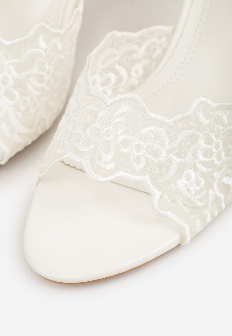 Białe Klapki na Metalicznej Szpilce z Koronką Theiseusa