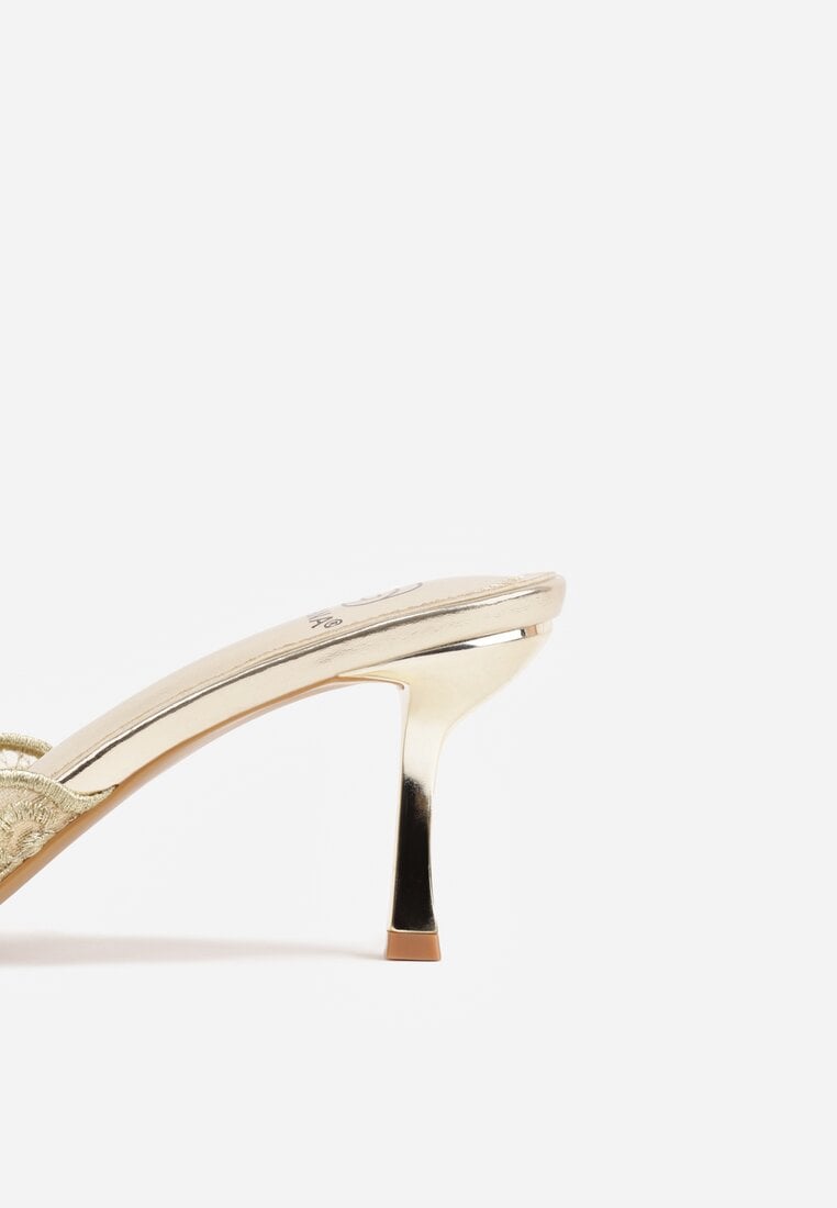 Złote Klapki na Metalicznej Szpilce z Koronką Theiseusa