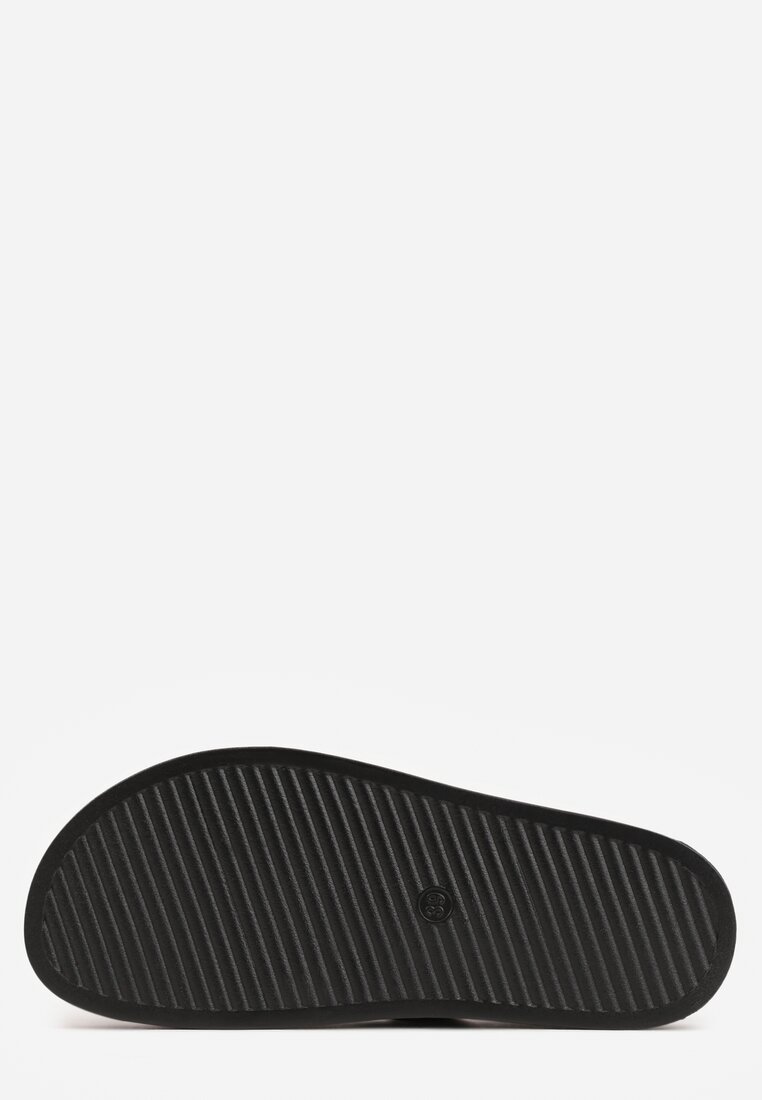 Czarne Klapki Ozdobione Paskiem z Metaliczną Klamrą Kellyss