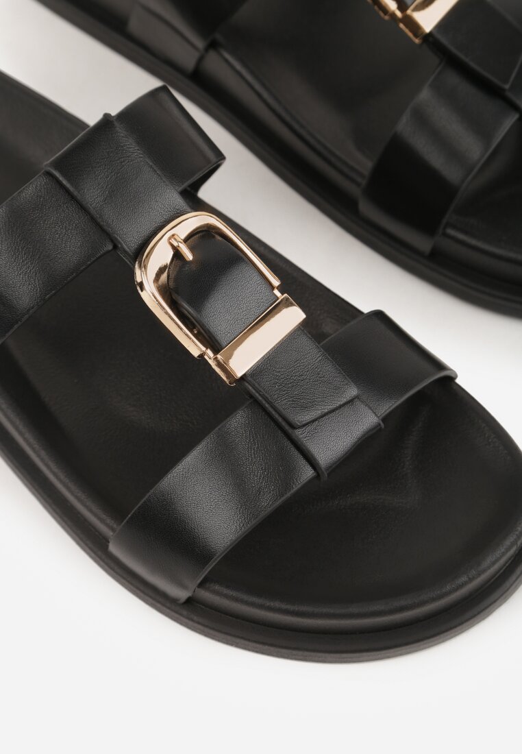 Czarne Klapki Ozdobione Paskiem z Metaliczną Klamrą Kellyss