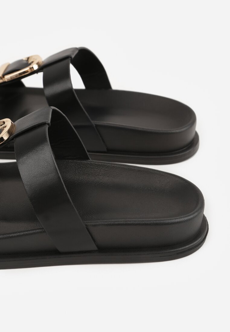 Czarne Klapki Ozdobione Paskiem z Metaliczną Klamrą Kellyss