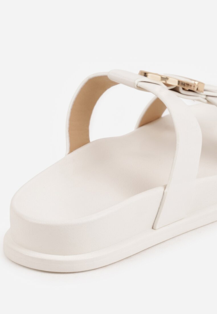 Białe Klapki Ozdobione Paskiem z Metaliczną Klamrą Kellyss