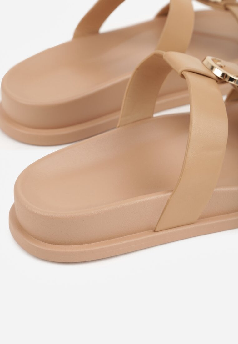 Ciemnobeżowe Klapki Ozdobione Paskiem z Metaliczną Klamrą Kellyss