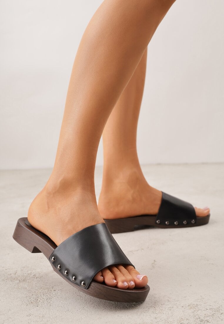 Czarne Klapki Ozdobione po Bokach Nitami Neameronei