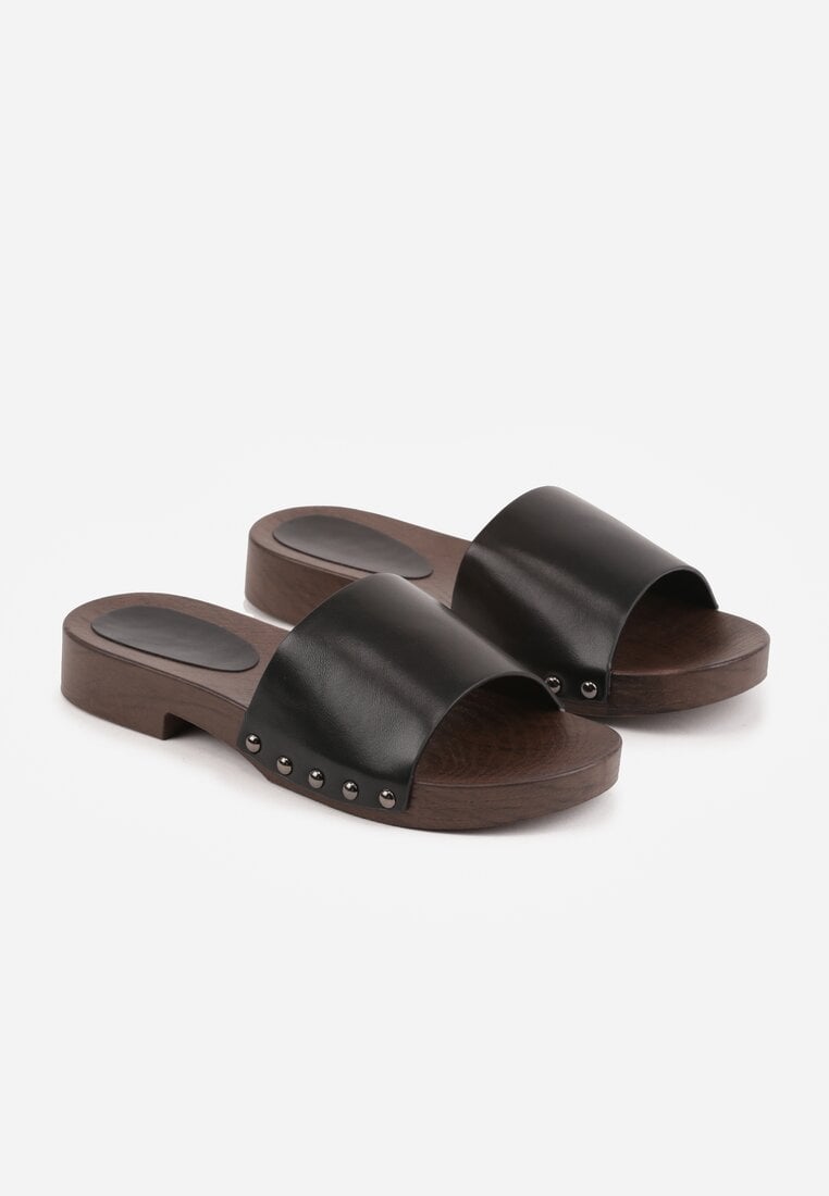 Czarne Klapki Ozdobione po Bokach Nitami Neameronei