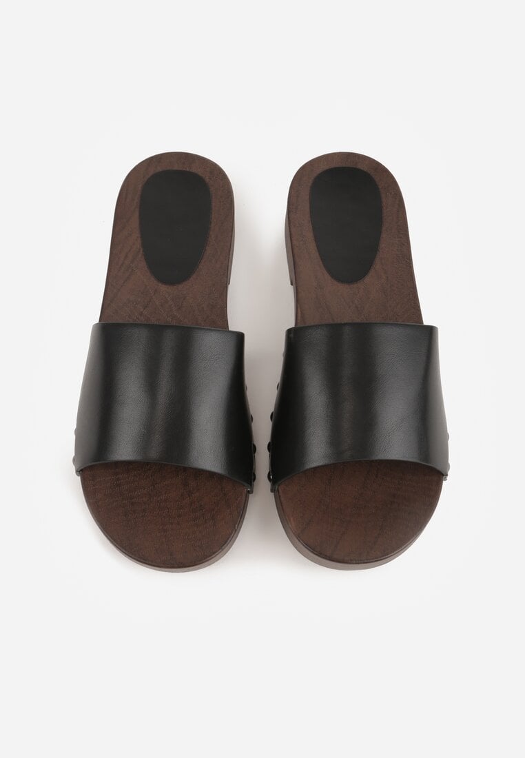 Czarne Klapki Ozdobione po Bokach Nitami Neameronei