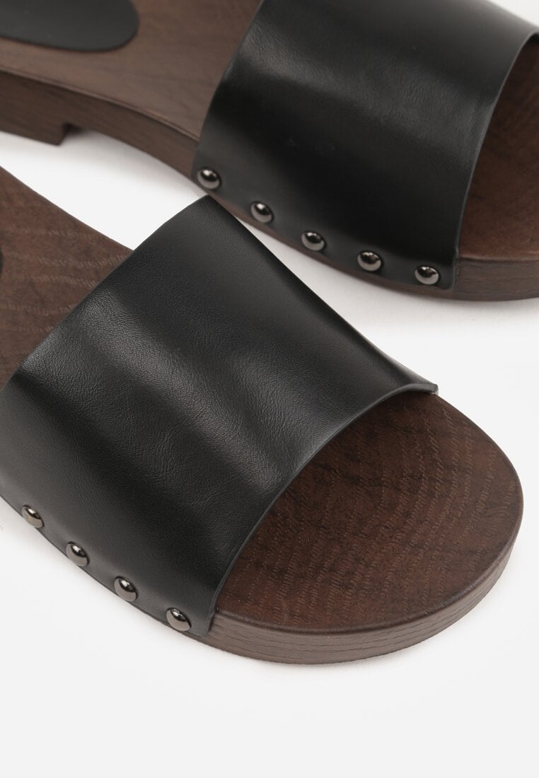 Czarne Klapki Ozdobione po Bokach Nitami Neameronei