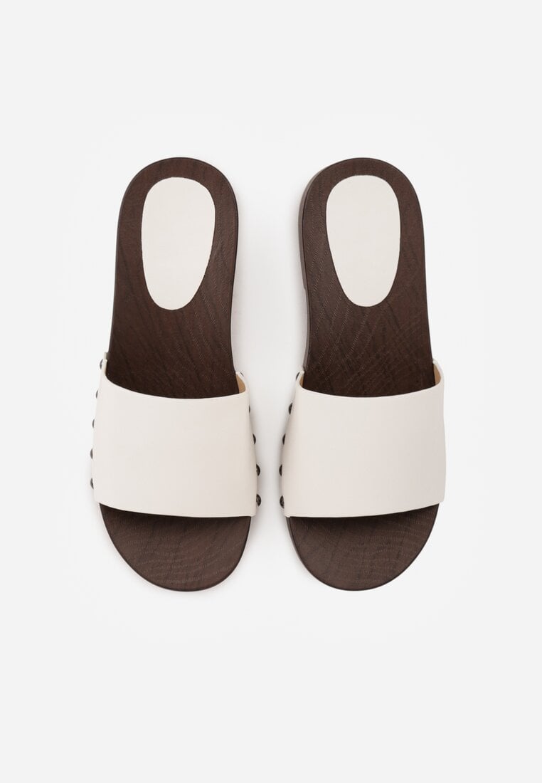 Białe Klapki Ozdobione po Bokach Nitami Neameronei