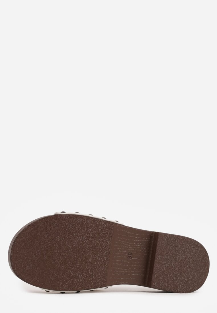 Białe Klapki Ozdobione po Bokach Nitami Neameronei