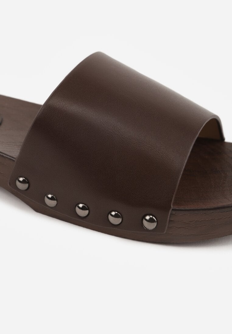 Ciemnobrązowe Klapki Ozdobione po Bokach Nitami Neameronei