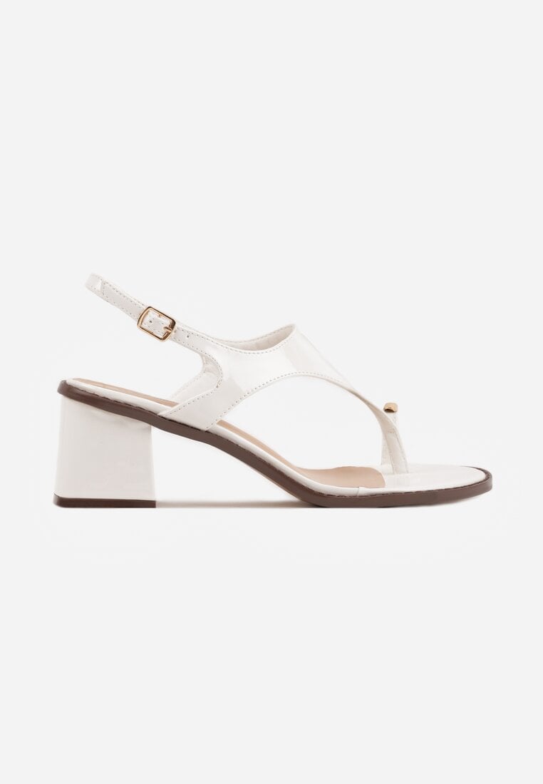 Białe Sandały w Stylu Japonek na Niskim Słupku z Aplikacją Fyreltarish