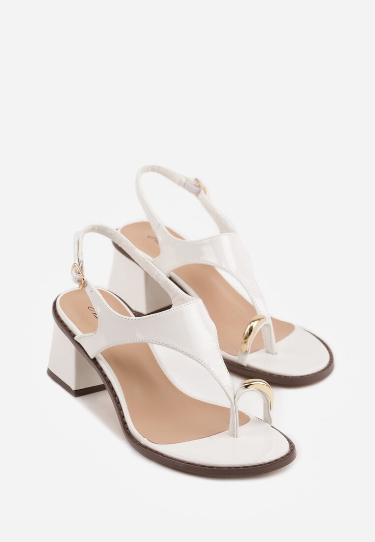 Białe Sandały w Stylu Japonek na Niskim Słupku z Aplikacją Fyreltarish