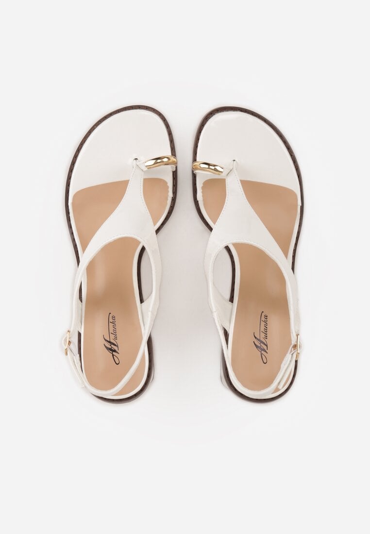Białe Sandały w Stylu Japonek na Niskim Słupku z Aplikacją Fyreltarish
