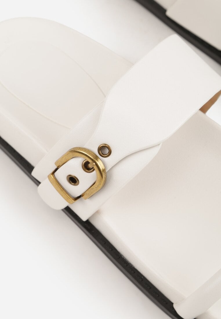 Białe Klapki Ozdobione Paskami i Metaliczną Klamrą Ophiusi