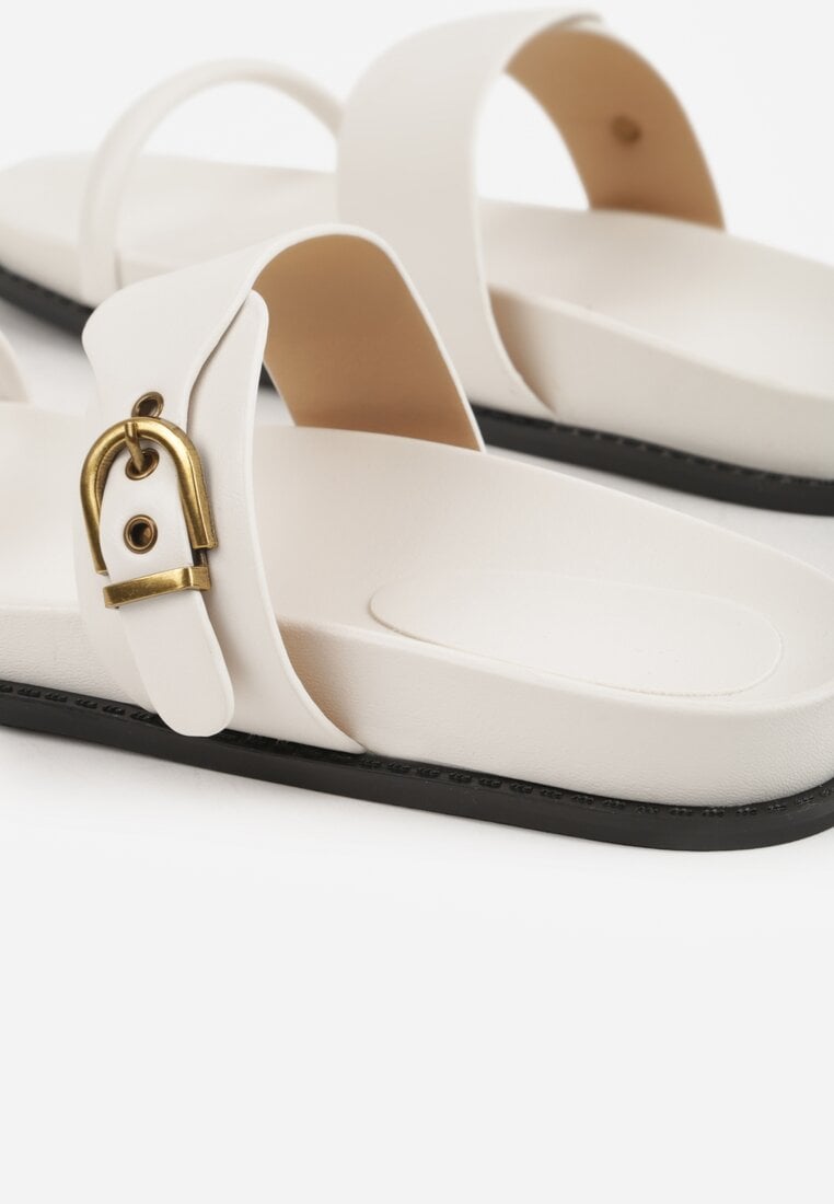 Białe Klapki Ozdobione Paskami i Metaliczną Klamrą Ophiusi
