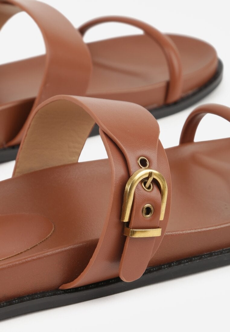 Brązowe Klapki Ozdobione Paskami i Metaliczną Klamrą Ophiusi