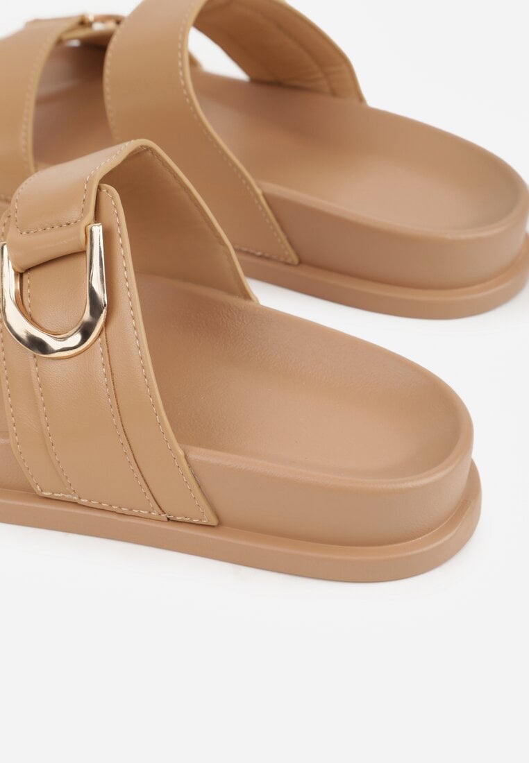 Ciemnobeżowe Klapki z Metalicznymi Klamrami Eudare