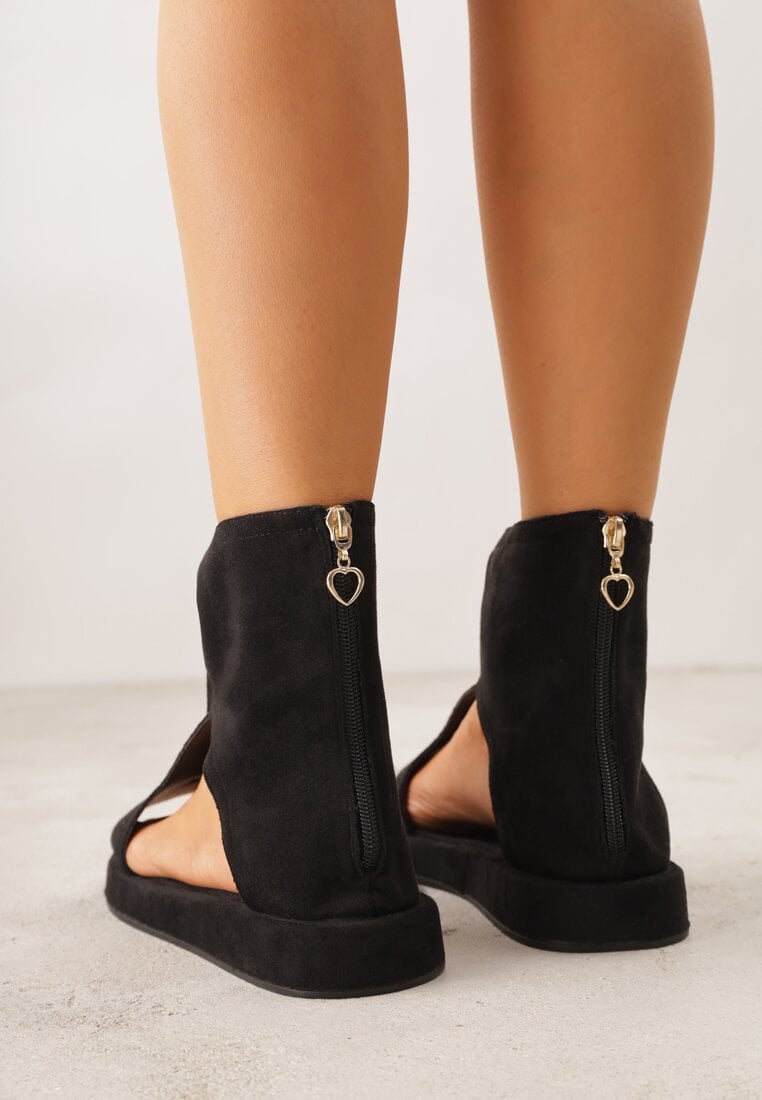 Czarne Sandały Typu Botki Ozdobione Metaliczną Klamrą z Przodu Adrasaia