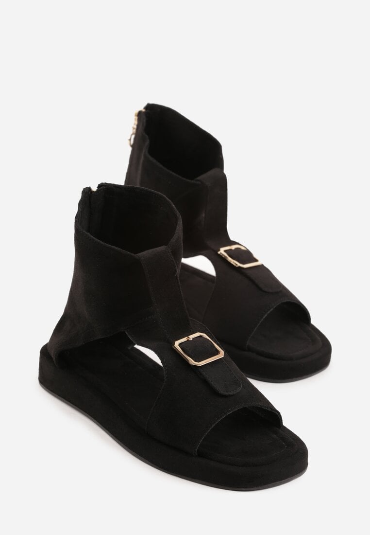 Czarne Sandały Typu Botki Ozdobione Metaliczną Klamrą z Przodu Adrasaia