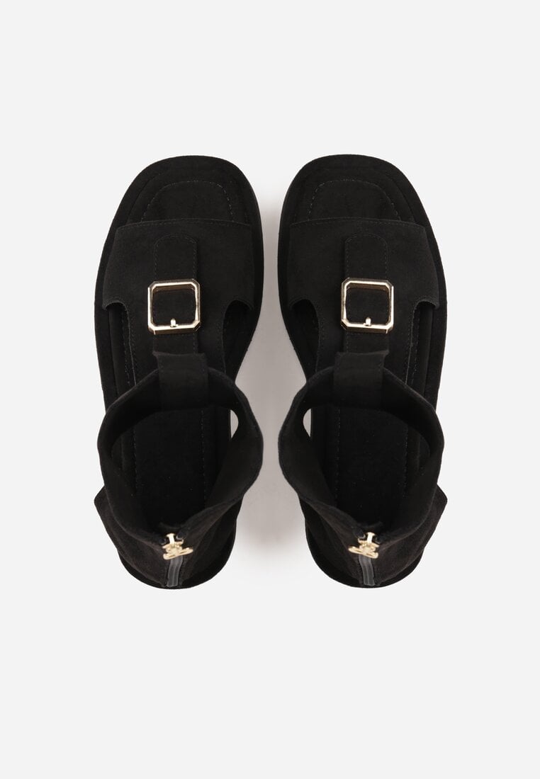 Czarne Sandały Typu Botki Ozdobione Metaliczną Klamrą z Przodu Adrasaia