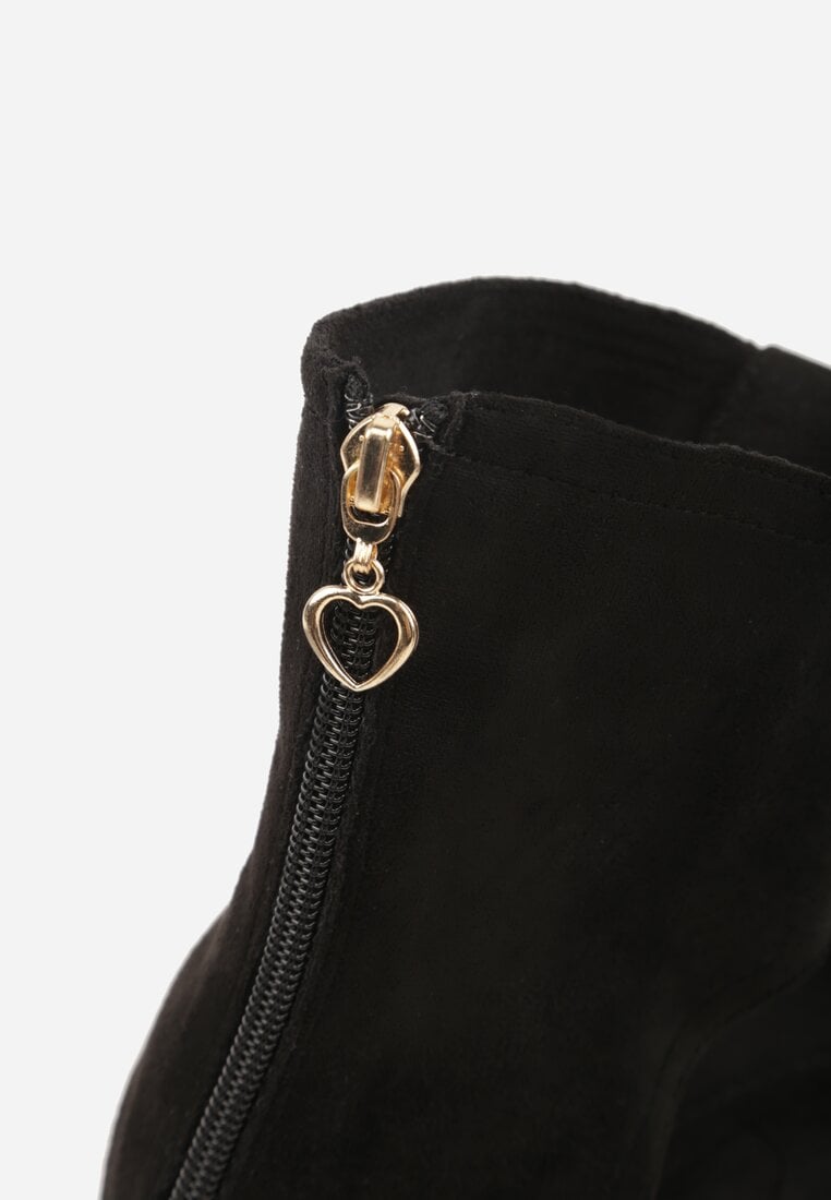 Czarne Sandały Typu Botki Ozdobione Metaliczną Klamrą z Przodu Adrasaia