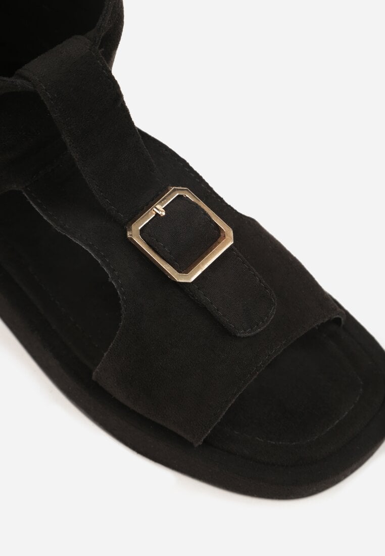 Czarne Sandały Typu Botki Ozdobione Metaliczną Klamrą z Przodu Adrasaia